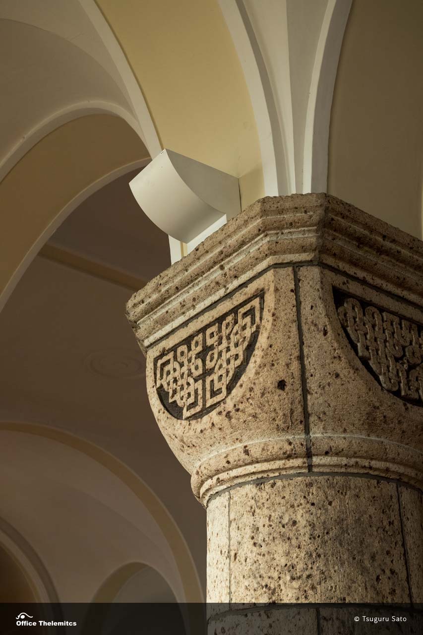 松が峰教会聖堂内部の彫刻を施された大谷石柱